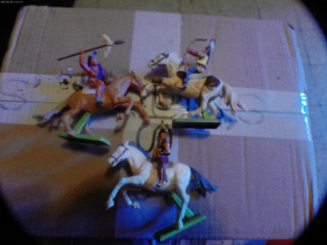 Lot De 60 Figurines Plastique Cow-boys Et Indiens Avec Chevaux - Années 60, Vintage, Bon état