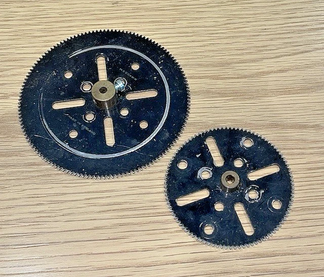 Lot Ancien De Pièces Meccano – Roues Et Engrenages En Métal – Modélisme Avion