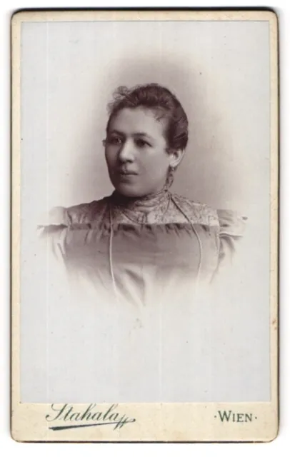 Fotografie Stahala, Wien, Langegasse 46, Junge Frau mit Halskette