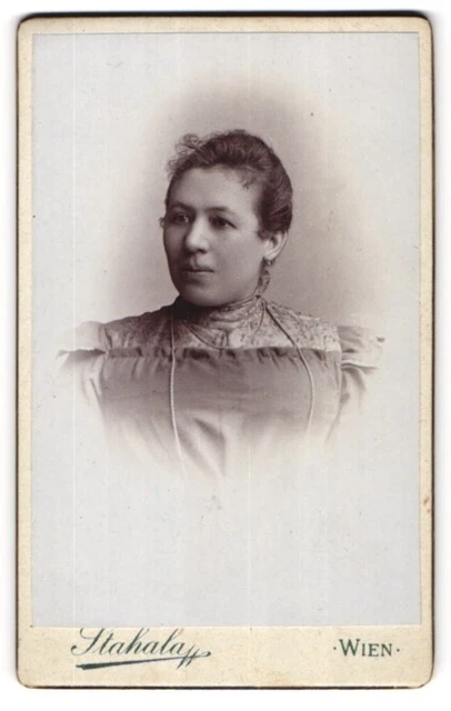 Fotografie Stahala, Wien, Langegasse 46, Junge Frau mit Halskette