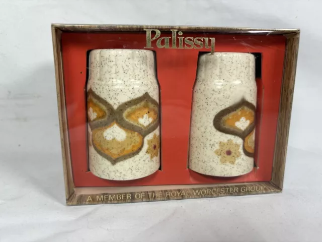 Vintage PALISSY ROYAL WORCESTER Beige Ceramic Salt & Pepper Shaker Set NEW BOXED 2