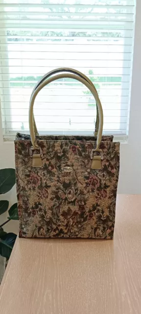VINTAGE Travel Gear Handbag  Very Beautiful Bag,Size 14"x 13".