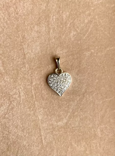 Pendentif cœur en or gris 18 carats pavé de 41 diamants