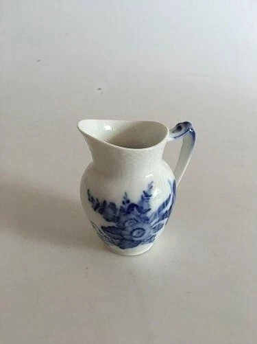 Royal Copenhagen Blu Fiore Curvo Piccolo Creamer No 1537