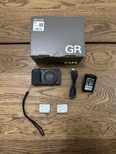 Ricoh GR IIIx Compact Digital Camera - Black (26.1mm f/2.8 GR Lens) - 559 Shots