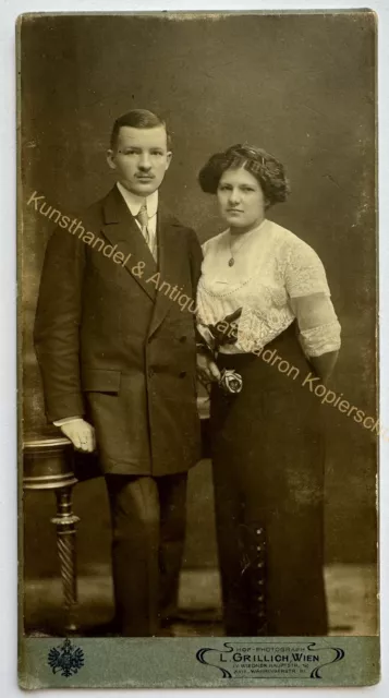 orig. KAB Kabinett Foto Fotografie Bild alt Mode um 1910 Wien Paar Grillich
