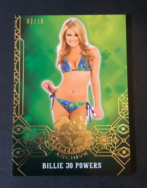 2023 Benchwarmer BILLIE JO POWERS Emerald 🍀 #88 Gold Variant/10 👙 Swimsuit USA