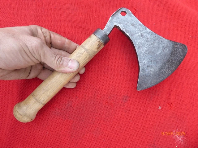 Hache Ancienne En Fer Forgé Et Fondu - Vintage - Bon état