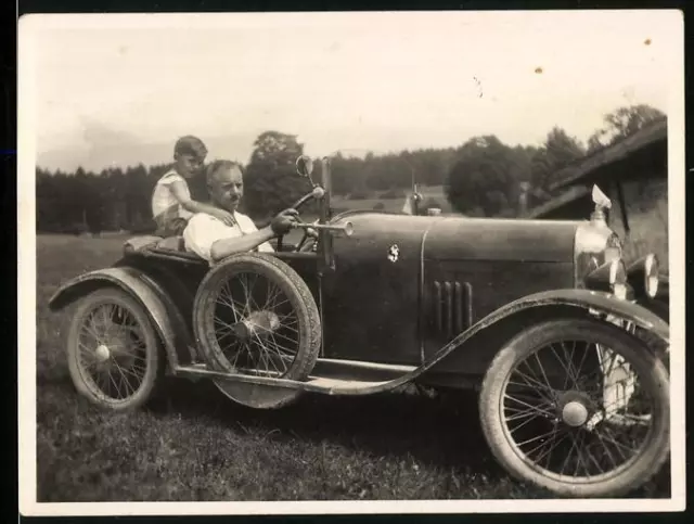 Fotografie Auto Pluto Roadster-Cabrio 1924 /26, Vater & Sohn im offenen PKW