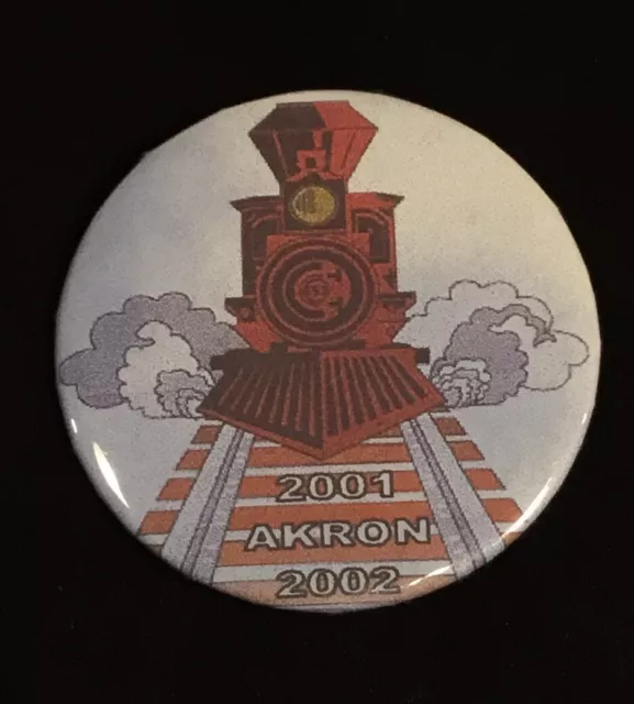 Akron Railroad Pin Rückknopf 2001-2002 roter Motor 2 1/4"" Abzeichen-A-Minit Marke 3