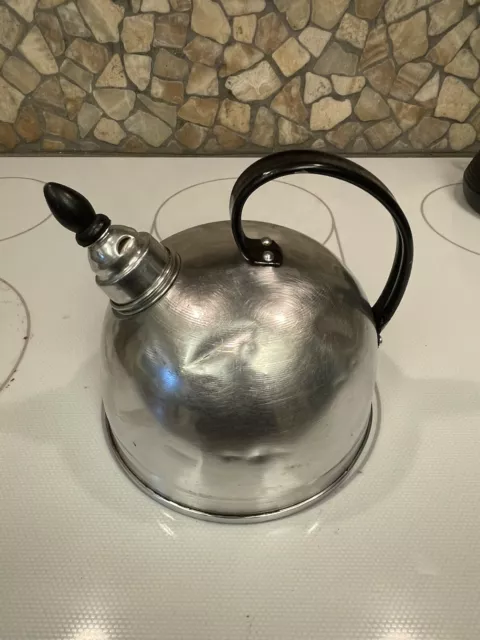 https://www.picclickimg.com/lGYAAOSwj7BjVtzV/Vintage-Comet-Aluminum-Whistling-Tea-Kettle-Teapot.webp