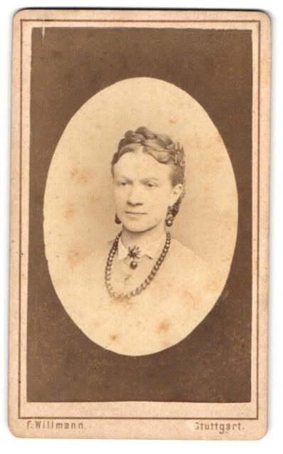 Fotografie F. Willmann, Stuttgart, Marienstrasse 12, Portrait junge Dame mit Kr