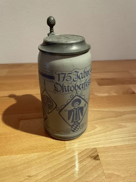 Offizieller 175 Jahre Oktoberfest Jubiläums-Maßkrug von 1985 mit Zinndeckel