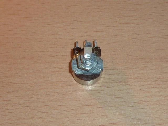 Piccolo potenziometro 4,7 kOhm (4700 Ohm), tipo: 904 91, asse 4mm con taglio a D