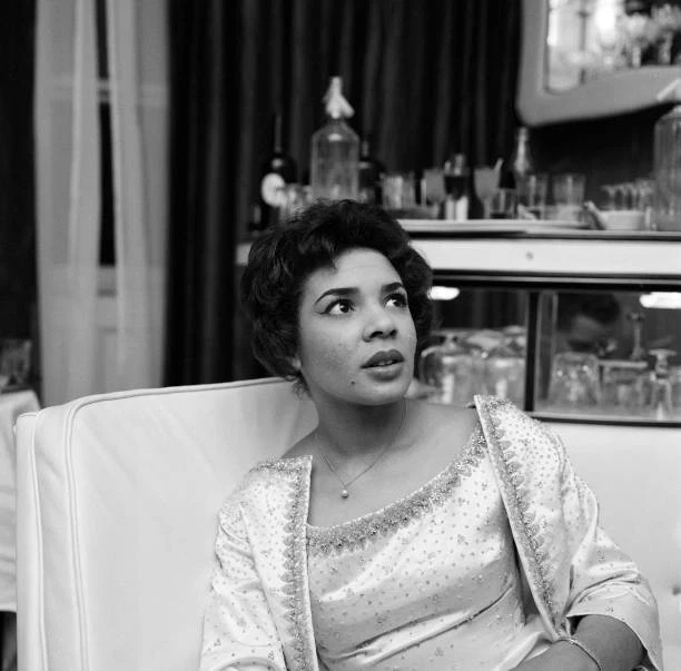 SHIRLEY BASSEY IN her new house in central London 1960 OLD PHOTO 2 EUR