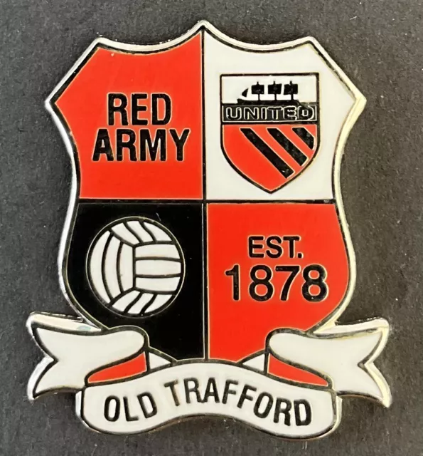 Man Utd Old Trafford Rote Armee Schild Fussball Souvenir Pin - Rot, Weiss & Schwarz