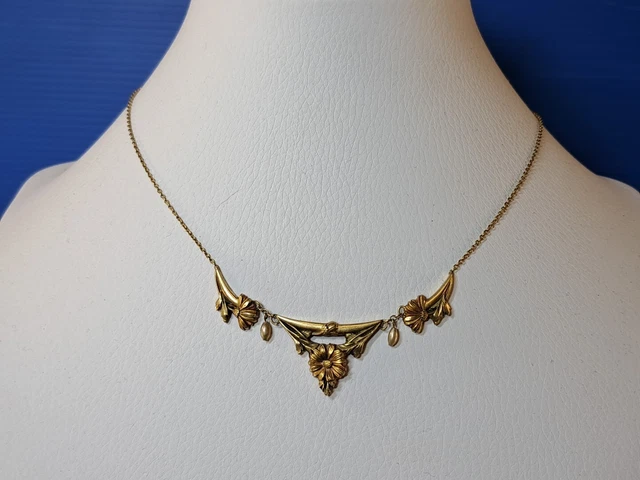 Collier Ras de Cou Art Nouveau, Or Patiné 18 Carats et Perles Nacrées. Vers 1900