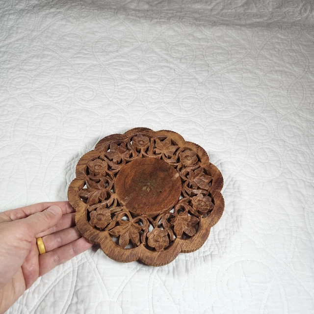 "Incrustación de latón tallado con astillas perforadas de madera trivet floral 8"" x 1"