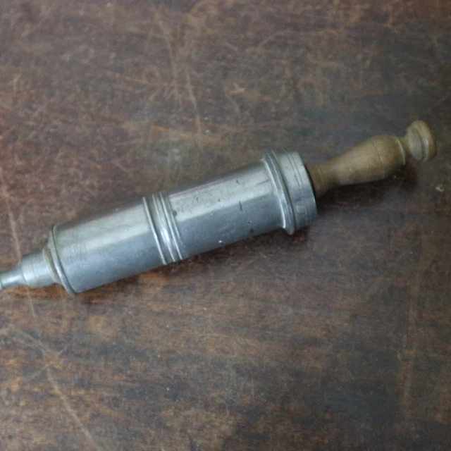 Mini Seringue Clystère Ancienne En étain – Poupée XIXe Siècle (9cm) – Rare