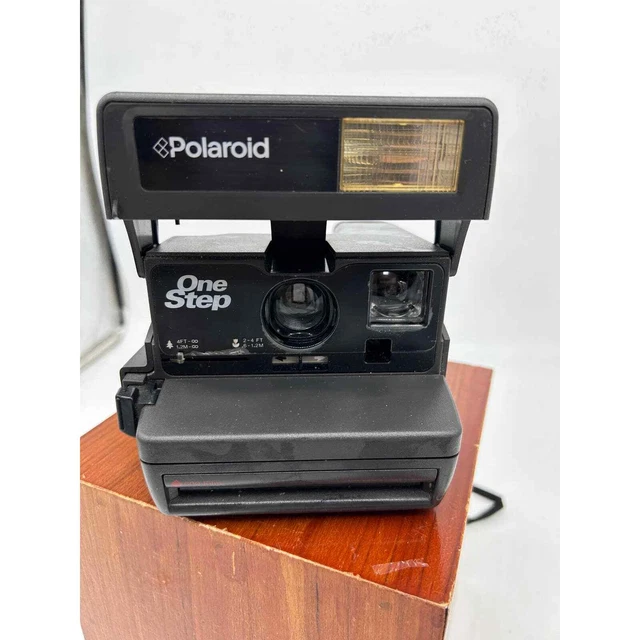 Cámara instantánea de un paso Polaroid negra se enciende vintage