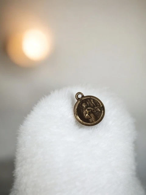 La médaille de baptême : symbole de foi et héritage familial - Lille Centre