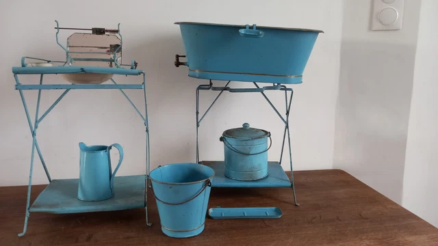 Table de toilette en métal pour poupée
