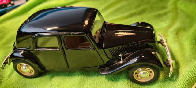Modèle Réduit CITROËN 15CV TA 1938 Par Burago – Échelle 1/24 En Métal – Voiture De Collection