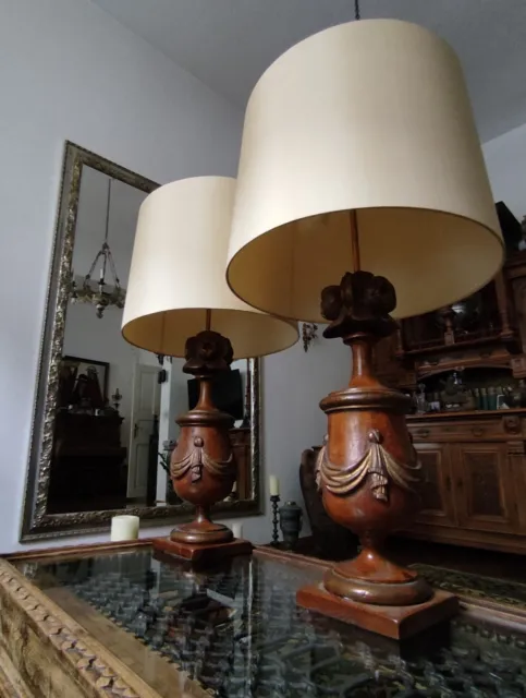 Zwei antike Stehlampen. Holzschnitzereien. Paar Massive Tischlampen.