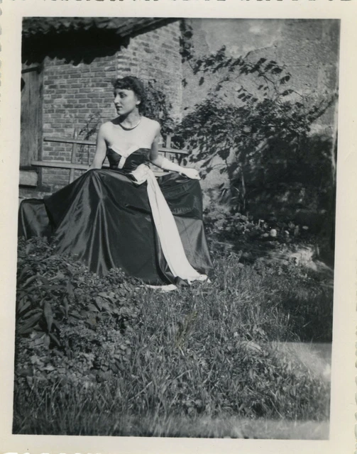 Photo Ancienne - Vintage Snapshot -Femme Élégante Mode Robe Jardin Drôle-Fashion