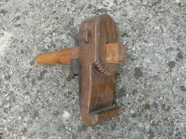 Outil ancien - Rabot de tonnelier Bois/Métal - Vendu Outil ancien - Rabot de tonnelier Bois/Métal - Vendu