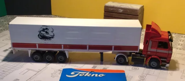 Tekno Scania Lkw mit Kofferauflieger in Maßstab 1:50.