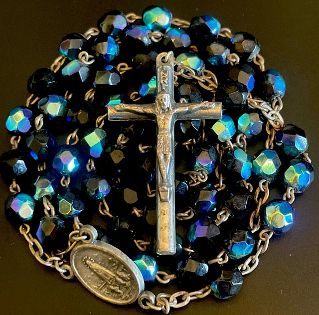 Rosario, crucifijo, centro de reliquias católico iridiscente de vidrio vintage de 5 décadas