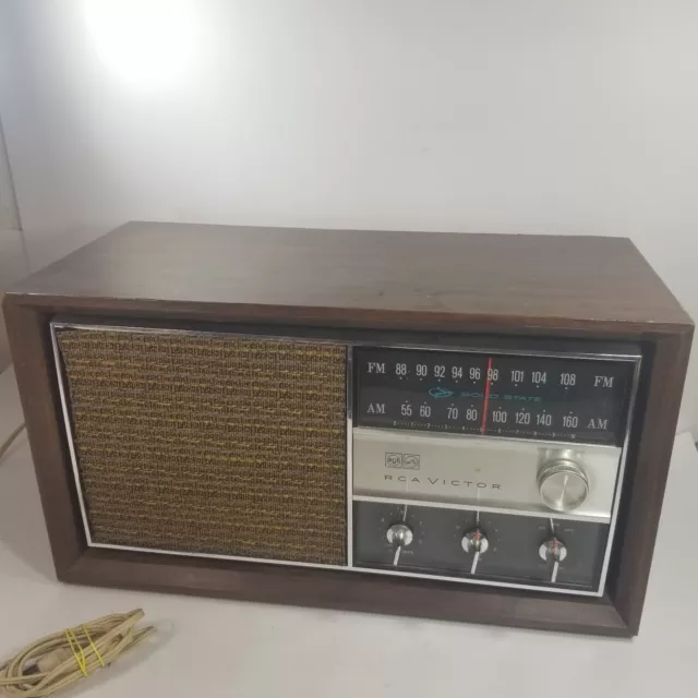 Vintage 1960's RCA Victor RGC29W Walnut Wood Solid State Tabletop Radio Works!