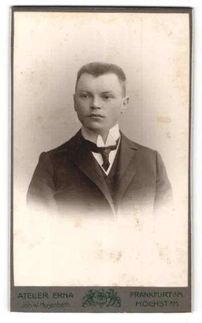 Fotografie Atelier Erna, Frankfurt a. M., Portrait junger Mann mit Krawatte im