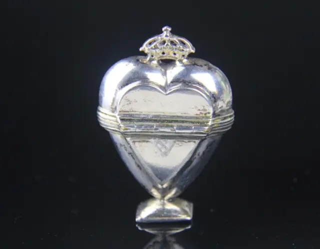 Antique Solid Silver Gilded Heart-Shaped Vinaigrette or Hovedvandsaeg