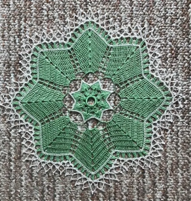 Häkeldeckchen in lindgrün - weiß  26,5 cm Handarbeit
