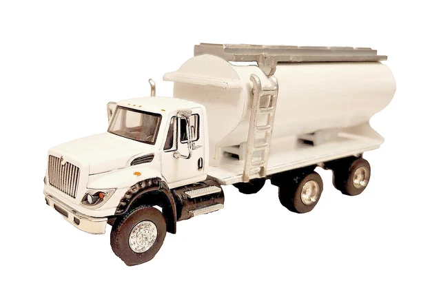 DCP BLACK INTERNATIONAL 9100 Day Cab Only Diecast 1/64 33548