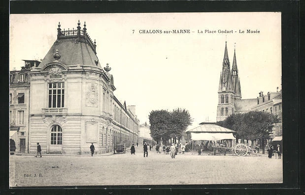 CPA Châlons-sur-Marne, La Place Godart le Musée, vue partielle avec Museum et d