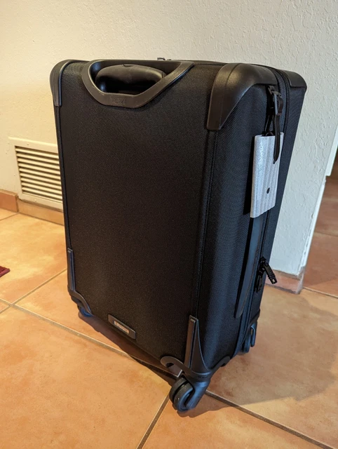 Tumi Alpha 2 4-Wheel Expandable Carry-on Suitcase - Black 3