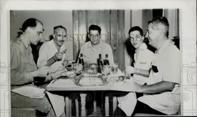 1954 Press Photo American prisoners released from China eating in Hong Kong