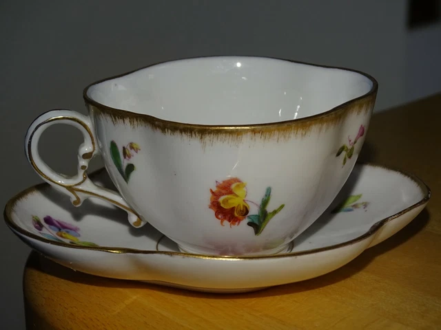 SARREGUEMINES TASSE A CAFE QUADRILOBE ART NOUVEAU PORCELAINE fleurs de saxe 3