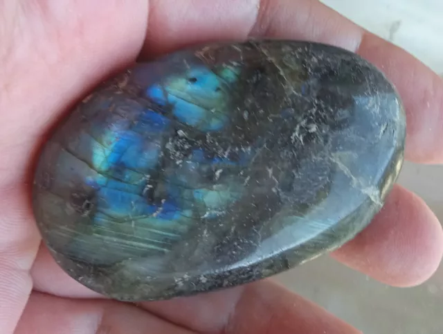 70.5gr 57x36x19mm - galet en labradorite de Madagascar pierre naturelle