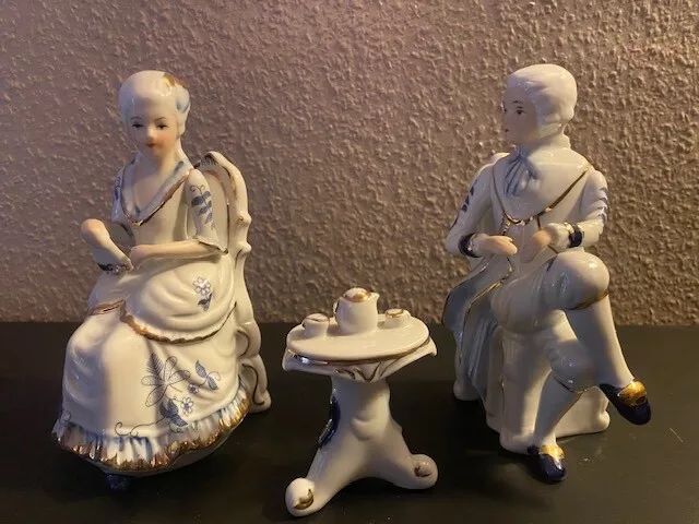 Couple Figurine femme reine courtisane et gentilhomme en Porcelaine XXe vitrine 2