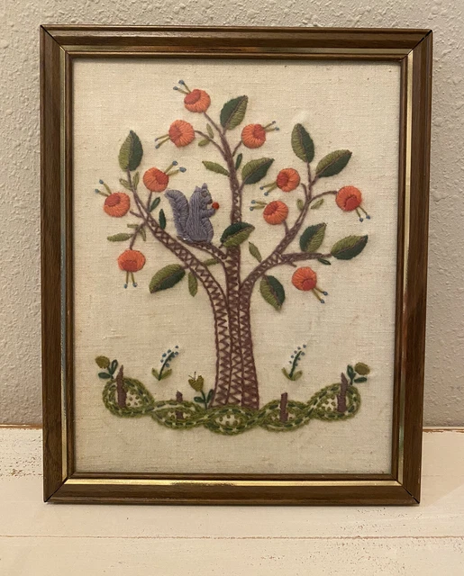 Árbol de ardilla crewel vintage enmarcado y completado