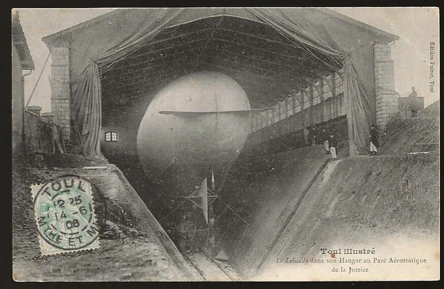 CPA Toul (54) illustré - LEBAUDY  dans son hangar au Parc Aérostatique.