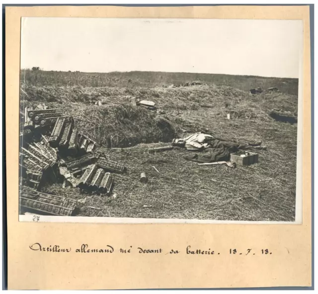 Guerre 14/18, Artilleur allemand tué devant sa batterie  Vintage print. WWI Ti