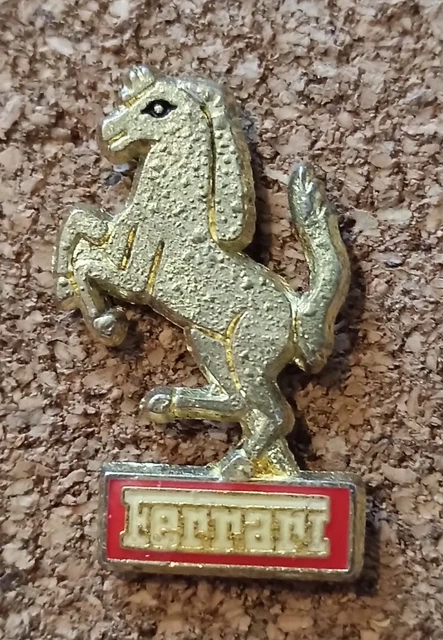 Pin's Ferrari Cheval Voiture Logo Marque Emblème Vintage Pins Epinglette Enamel