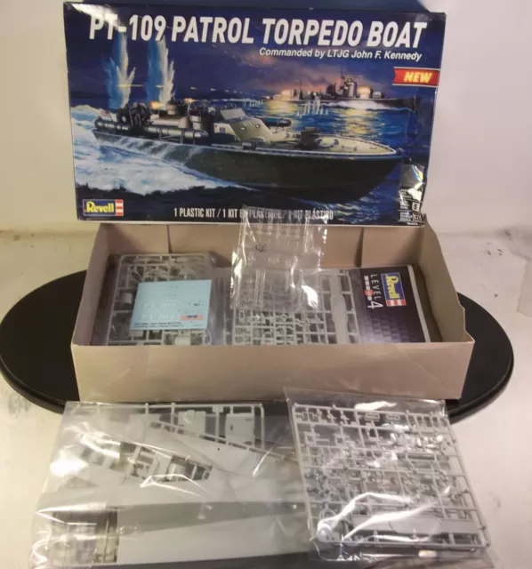 1/72 Revell 85-0319 PT-109 PT Boat CO LTJG John F. Kennedy & 37mm Gun Model 2020