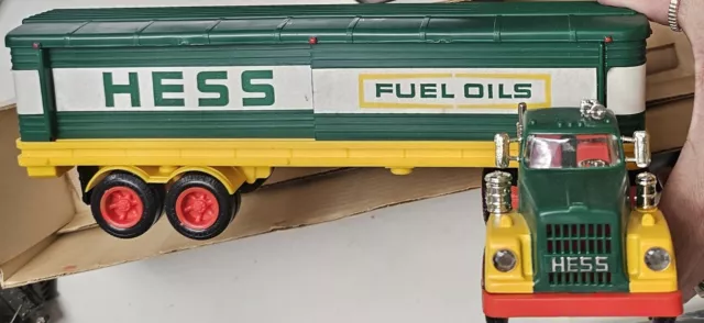 1975 Hess Gasoline Tractor Trailer  Mack Truck  in Box w/inserts and 3 barrels