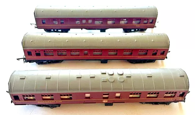 Three Triang Tt Gauge Maroon Restaurant And Passenger Coaches 11005 24011 34011